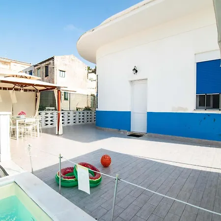 Seafront In With Swimming Pool And Parking فيلة