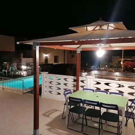 别墅 Seafront In With Swimming Pool And Parking