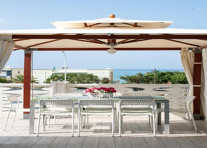 Seafront In With Swimming Pool And Parking 别墅